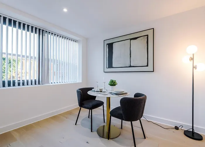 Stylish 1bed Fast Wi-fi Easy Access To *