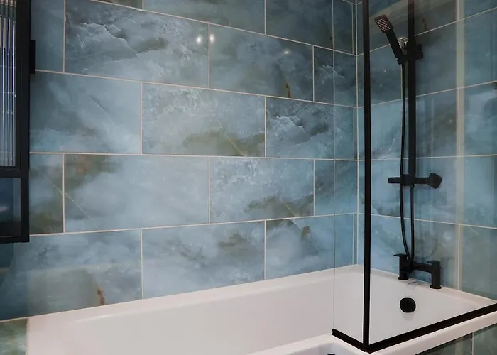 Sleek 2Br Near Centre - Sleeps 6 - Parking