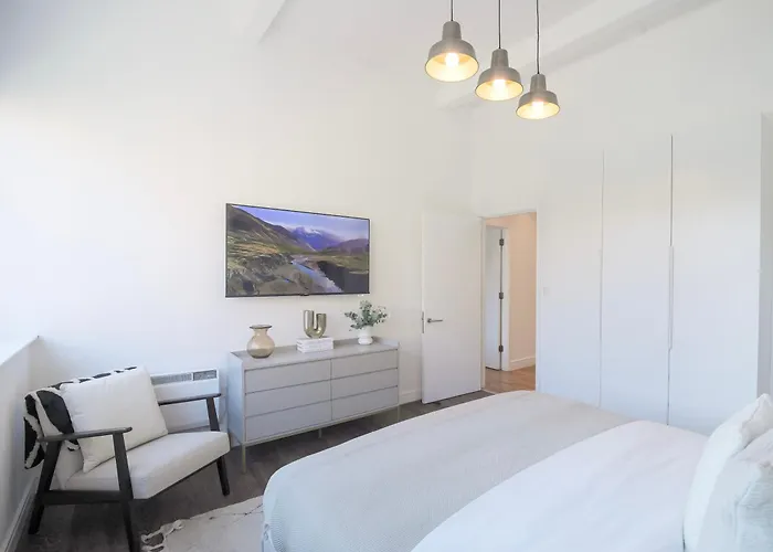 Large Centre Stylish And Spacious Apartman