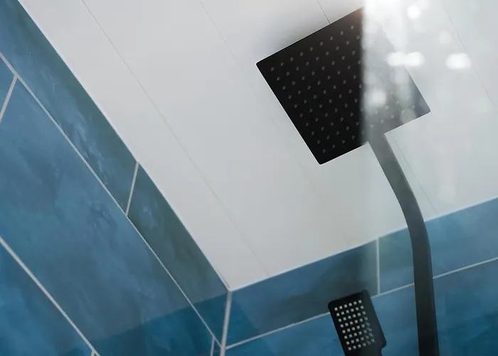 Sleek 2Br Near Centre - Sleeps 6 - Parking