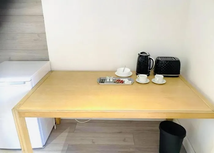 Modern With Private Entrance 게스트하우스 *