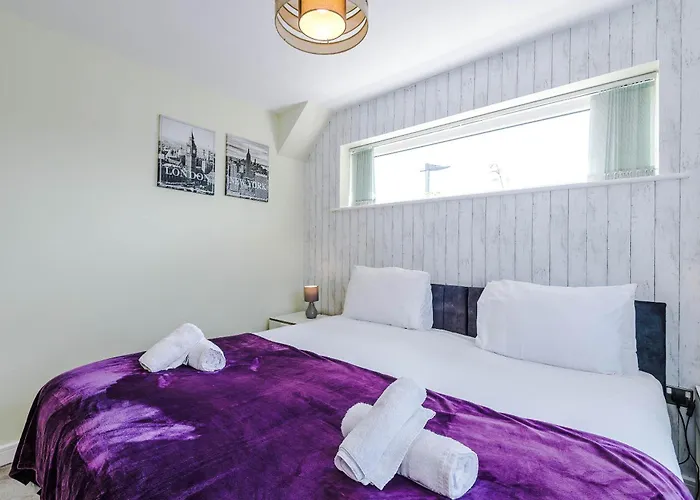 Large Townhouse By The Etihad & Coop Live Arena With Free Parking *