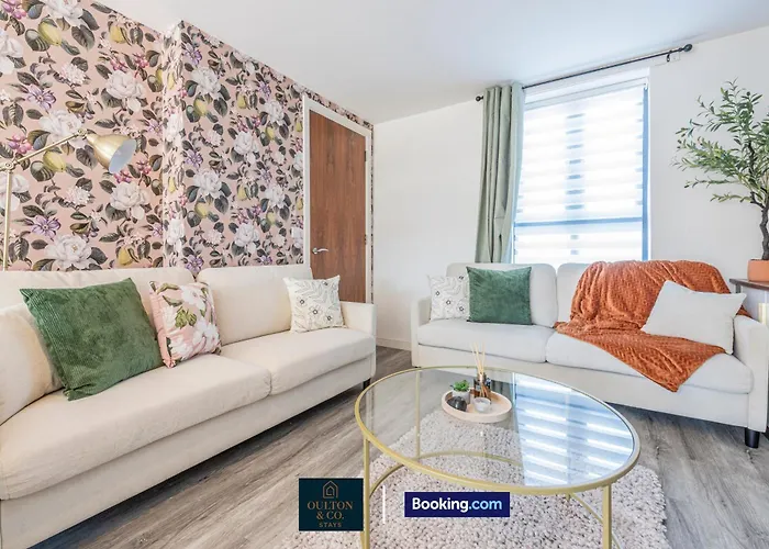 Luxury Retreat For 10 Short Lets & Serviced With Hot Tub And Spacious Garden Mánchester