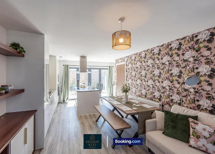 Сasa de vacaciones Luxury Retreat For 10 Short Lets & Serviced With Hot Tub And Spacious Garden Mánchester