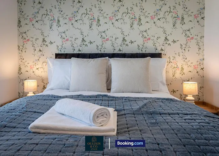 Luxury Retreat For 10 Short Lets & Serviced With Hot Tub And Spacious Garden *