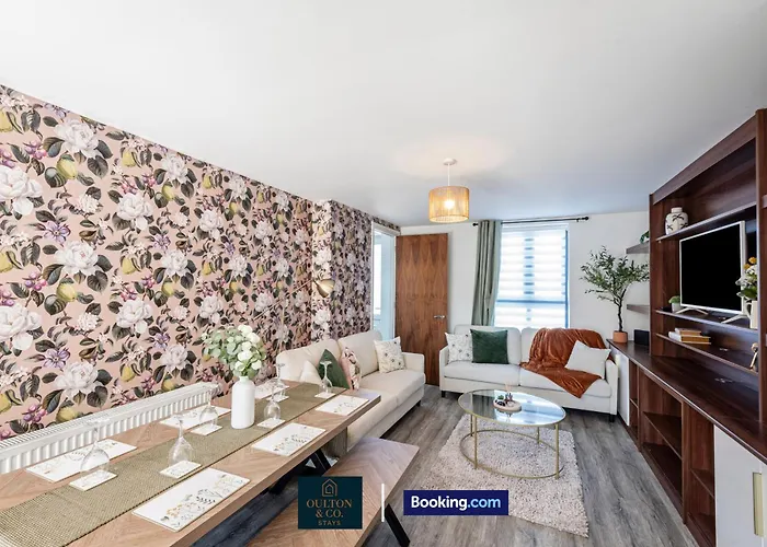 Luxury Retreat For 10 Short Lets & Serviced With Hot Tub And Spacious Garden Mánchester