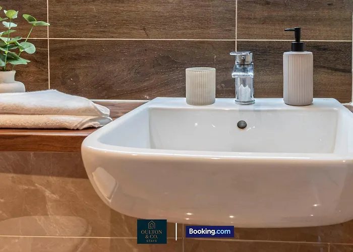 Luxury Retreat For 10 Short Lets & Serviced With Hot Tub And Spacious Garden * Mánchester