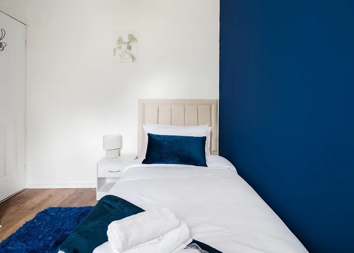 Modern 2 Bedroom House With Parking Сasa de vacaciones *