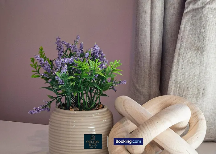 Luxury Retreat For 10 Short Lets & Serviced With Hot Tub And Spacious Garden *