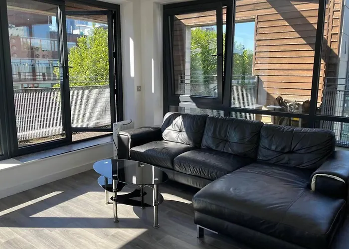 2-bed Sleeps 5 - Free Parking - Balcony