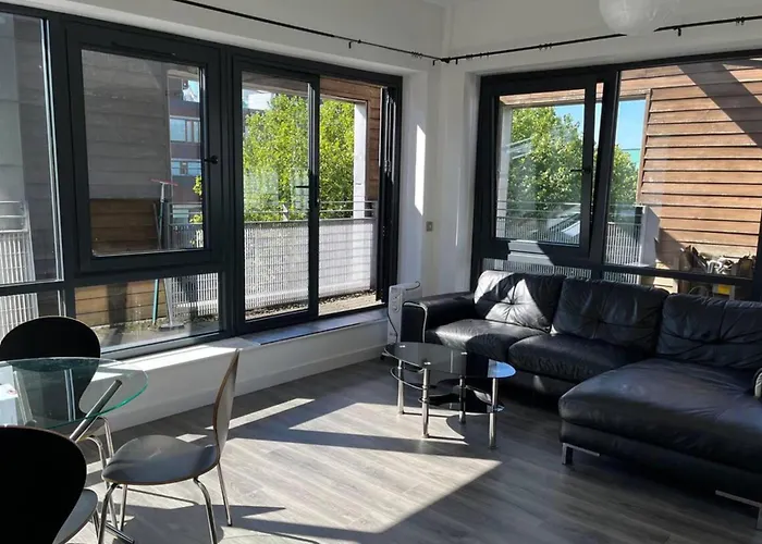 2-bed Sleeps 5 - Free Parking - Balcony Lejlighed