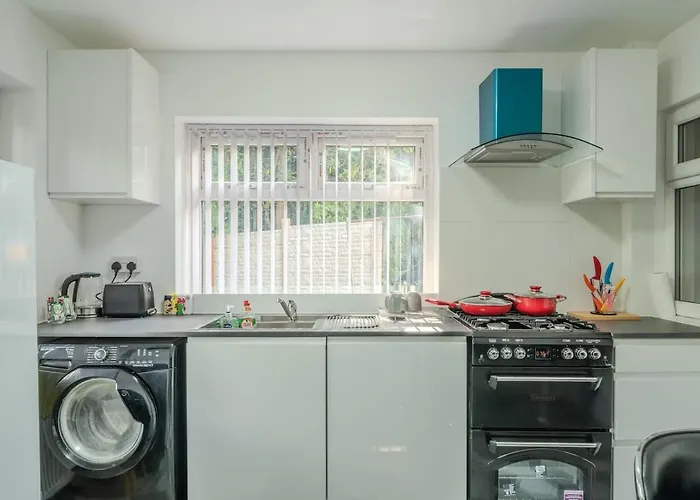 Modern 4-bed Retreat In Prestwich, Perfect For Weekend Getaways * マンチェスター