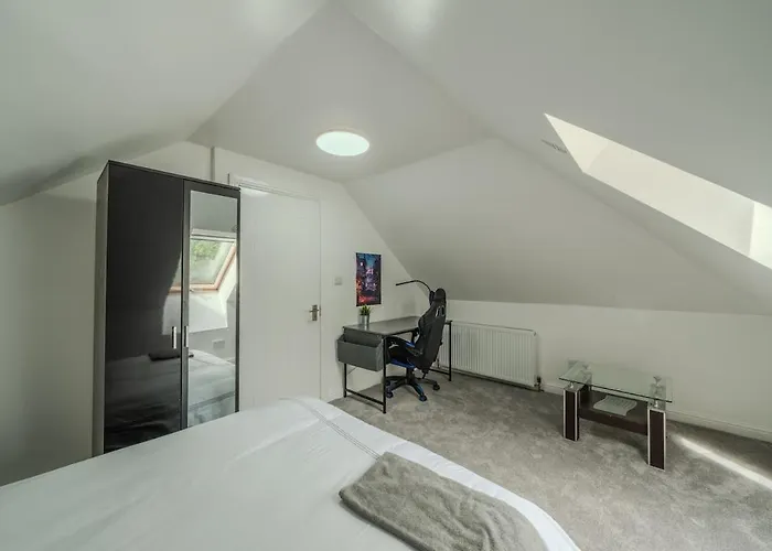別荘 Modern 4-bed Retreat In Prestwich, Perfect For Weekend Getaways