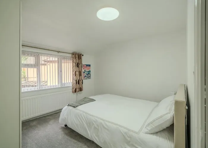 Modern 4-bed Retreat In Prestwich, Perfect For Weekend Getaways