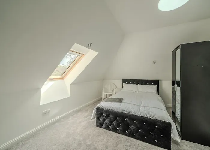 Modern 4-bed Retreat In Prestwich, Perfect For Weekend Getaways