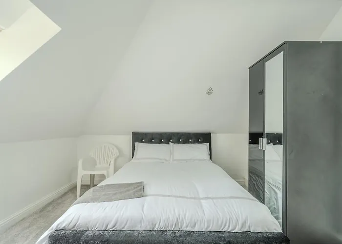 Modern 4-bed Retreat In Prestwich, Perfect For Weekend Getaways