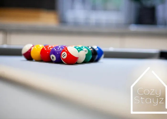 Spacious 4 Bedroom House With Pool Table And Pac-man Games In The Centre 맨체스터