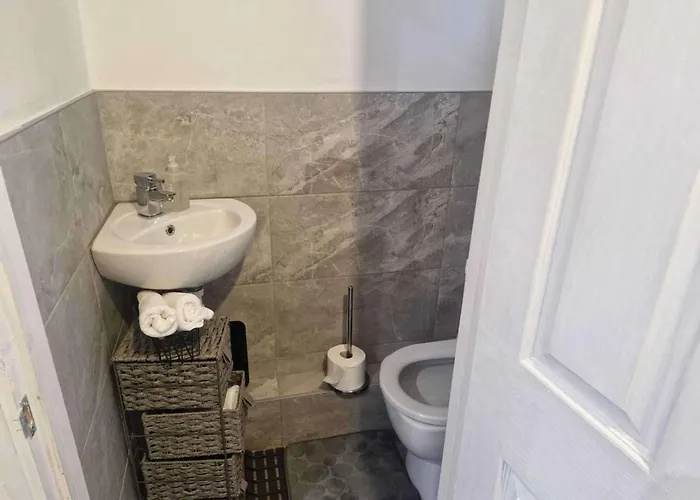 Sleeps 5 - Free Parking Wifi Near Airport & *