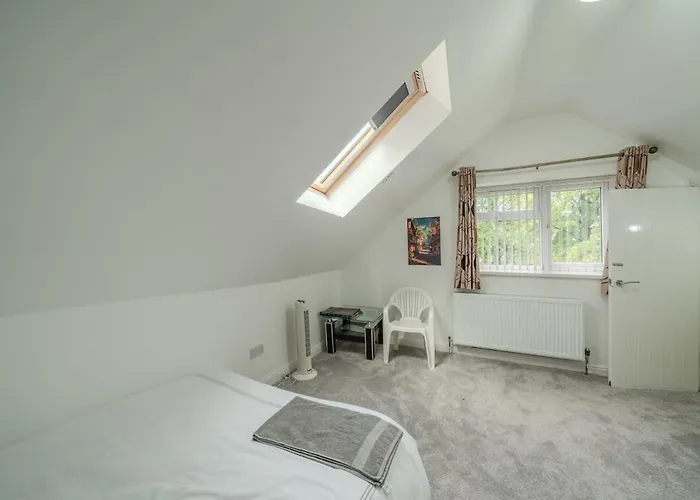 Modern 4-bed Retreat In Prestwich, Perfect For Weekend Getaways 別荘 マンチェスター