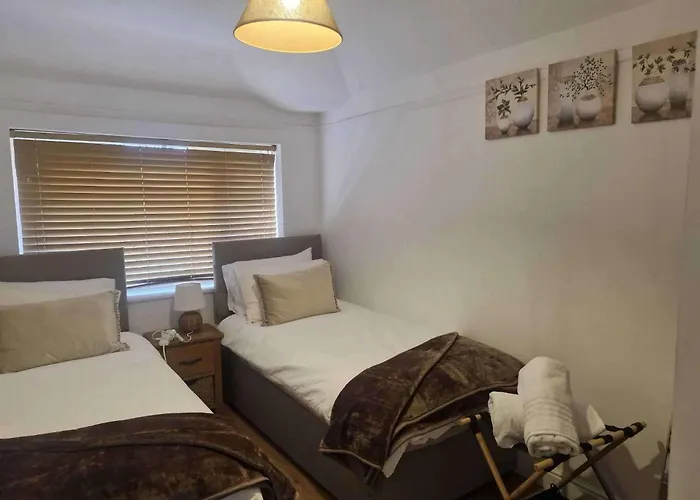 Sleeps 5 - Free Parking Wifi Near Airport & Holiday home Manchester