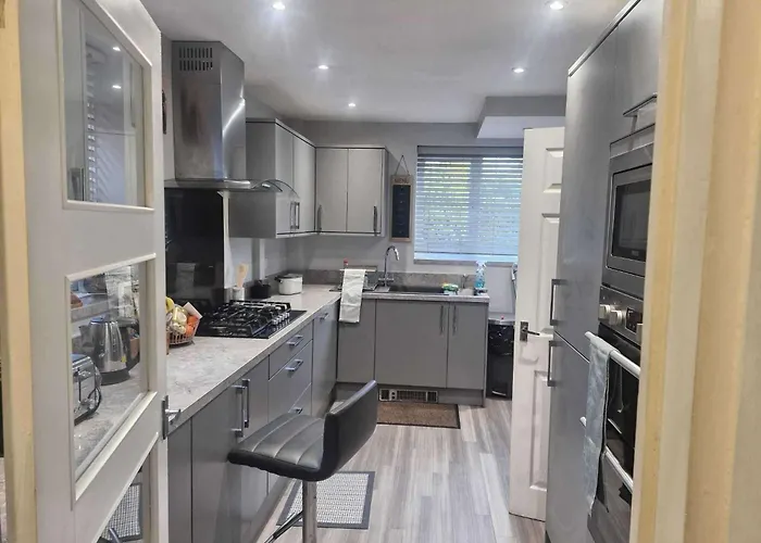 Holiday home Sleeps 5 - Free Parking Wifi Near Airport & *