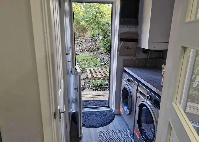 Holiday home Sleeps 5 - Free Parking Wifi Near Airport & *