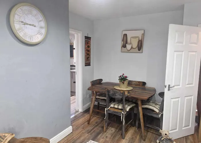 Sleeps 5 - Free Parking Wifi Near Airport & Holiday home Manchester