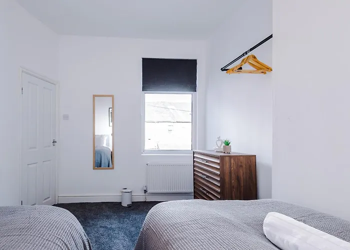 Stylish 3 Bedroom - Free Parking, Smart Tv, Sleeps 8