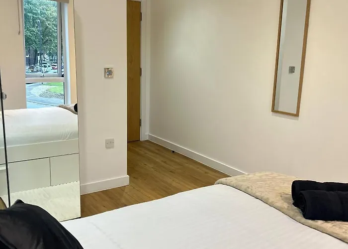 Spacious 2 Bdr Pool Gym Free Parking