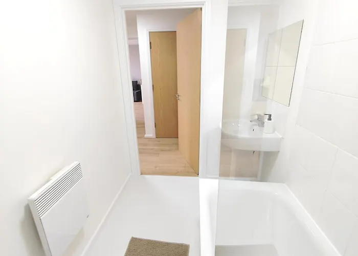 Modern 2 Bedroom Flat Close To Center Camp Street 아파트 *