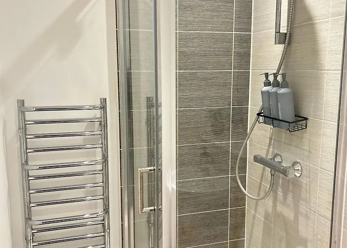 Spacious 2 Bdr Pool Gym Free Parking شقة مانشستر