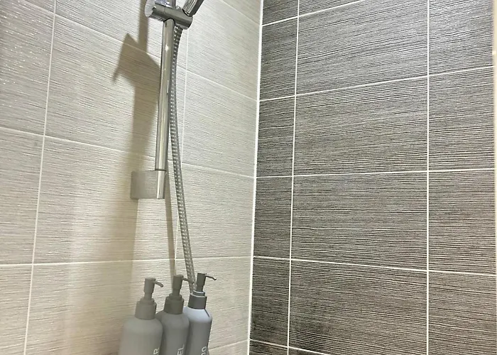 Spacious 2 Bdr Pool Gym Free Parking *