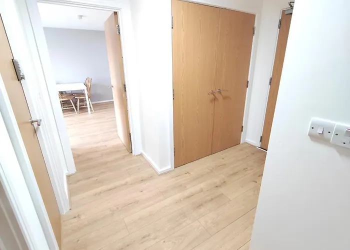 Modern 2 Bedroom Flat Close To Center Camp Street 아파트 *