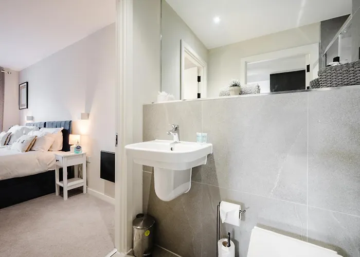 2 Bed Modern Flat, Castlefield, Citycentre, Parking, Self-checkin, Sleeps 4, Balcony, Wifi, Views *