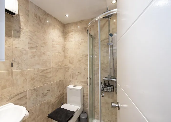 Modern 4 Bedroom Victorian Private Detached Close To Willa