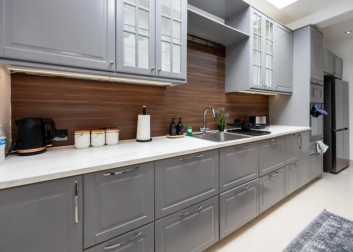 Modern 4 Bedroom Victorian Private Detached Close To