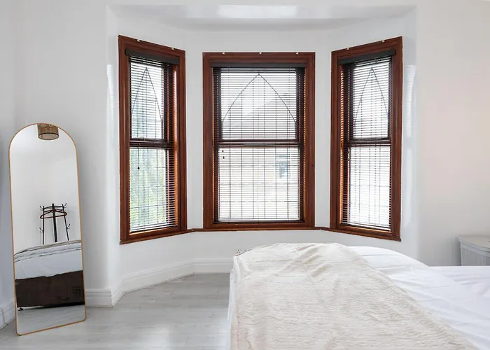 Modern 4 Bedroom Victorian Private Detached Close To * Manchester