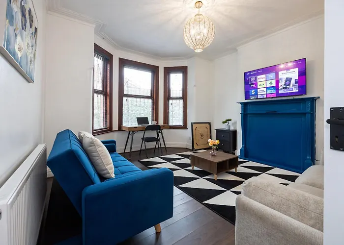 Modern 4 Bedroom Victorian Private Detached Close To Willa *