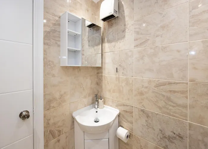 Modern 4 Bedroom Victorian Private Detached Close To Manchester