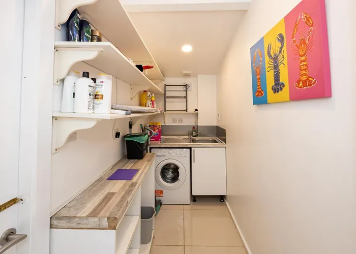 Modern 4 Bedroom Victorian Private Detached Close To Manchester