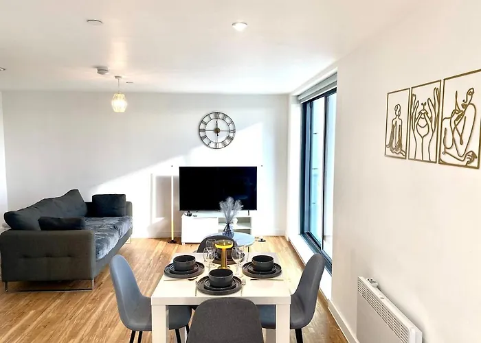 Lux Stylish 2 Bed High Rise With Parking And Balcony *