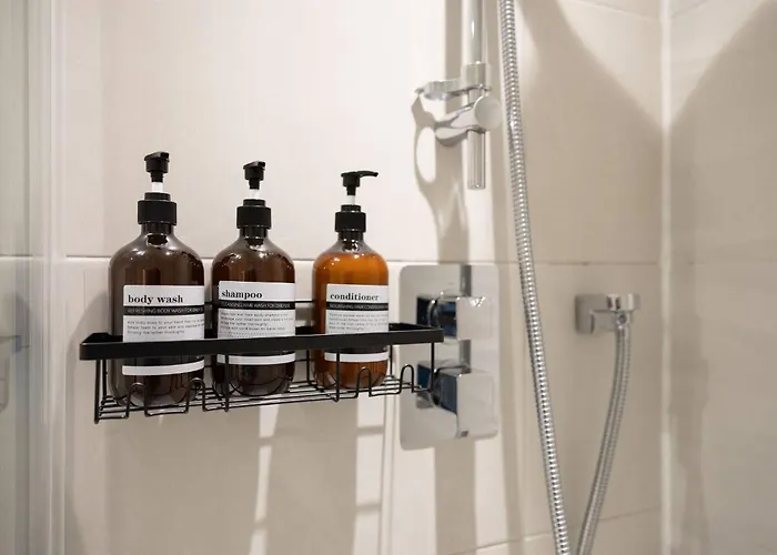 Spacious - - Piccadilly - Local Attractions - Parking *