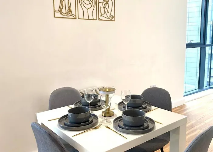 Lux Stylish 2 Bed High Rise With Parking And Balcony *