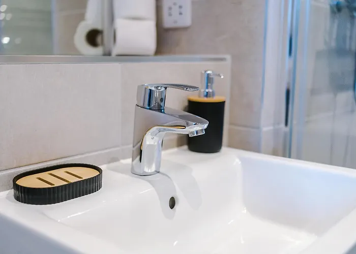 Apartamento Modern 2br Parking Great Location & Amenities Mánchester