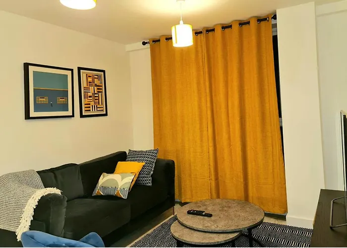 2 Bed Sleeps 4 With Free Parking