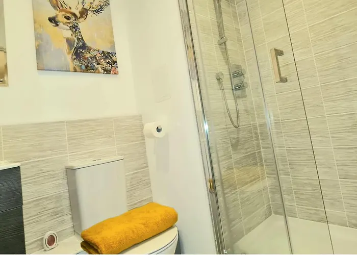 2 Bed Sleeps 4 With Free Parking *