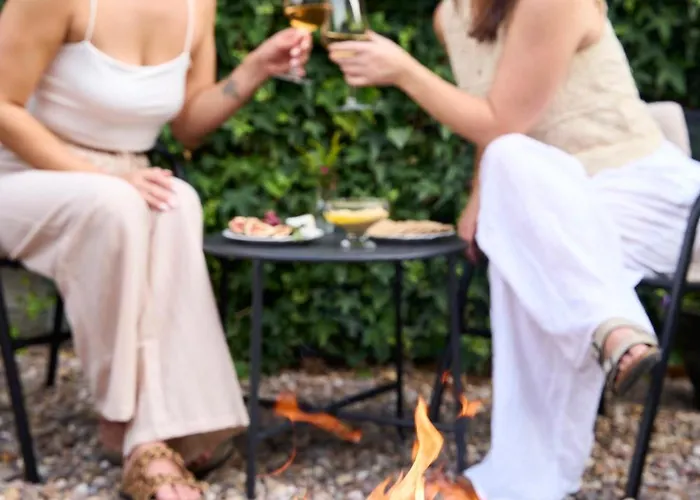 度假居 Chic Family With Garden Fire Pit & Event Space, Hot Tub