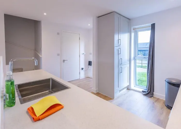 Feriehus Joyful Management - A Mordern Semi-detached House With 3 Bedroom Manchester