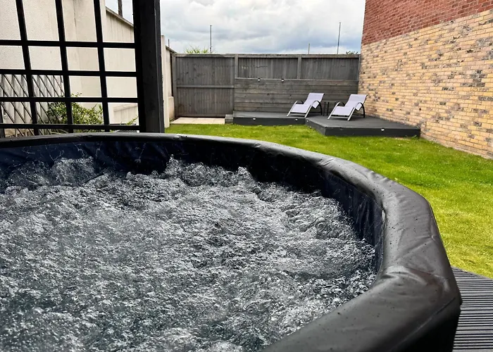 Luxury Retreat For 10 Short Lets & Serviced With Hot Tub And Spacious Garden * Mánchester