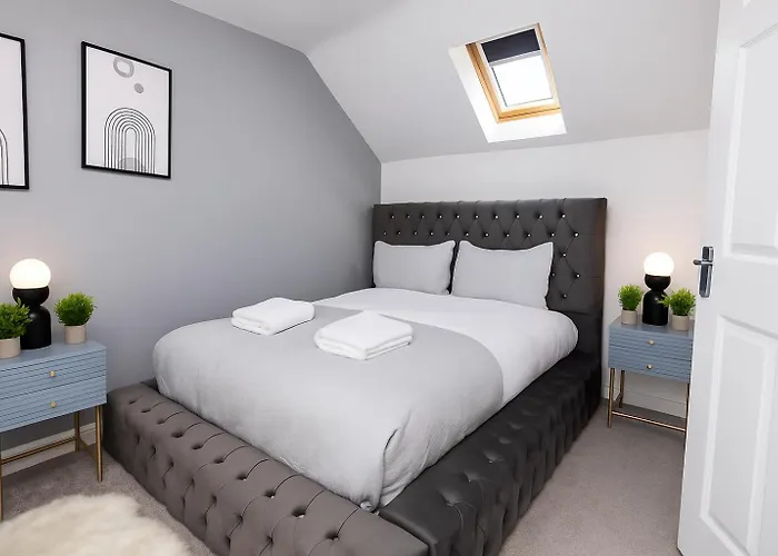 בית נופש Modern Townhouse - Sleeps 14 - Free Parking *